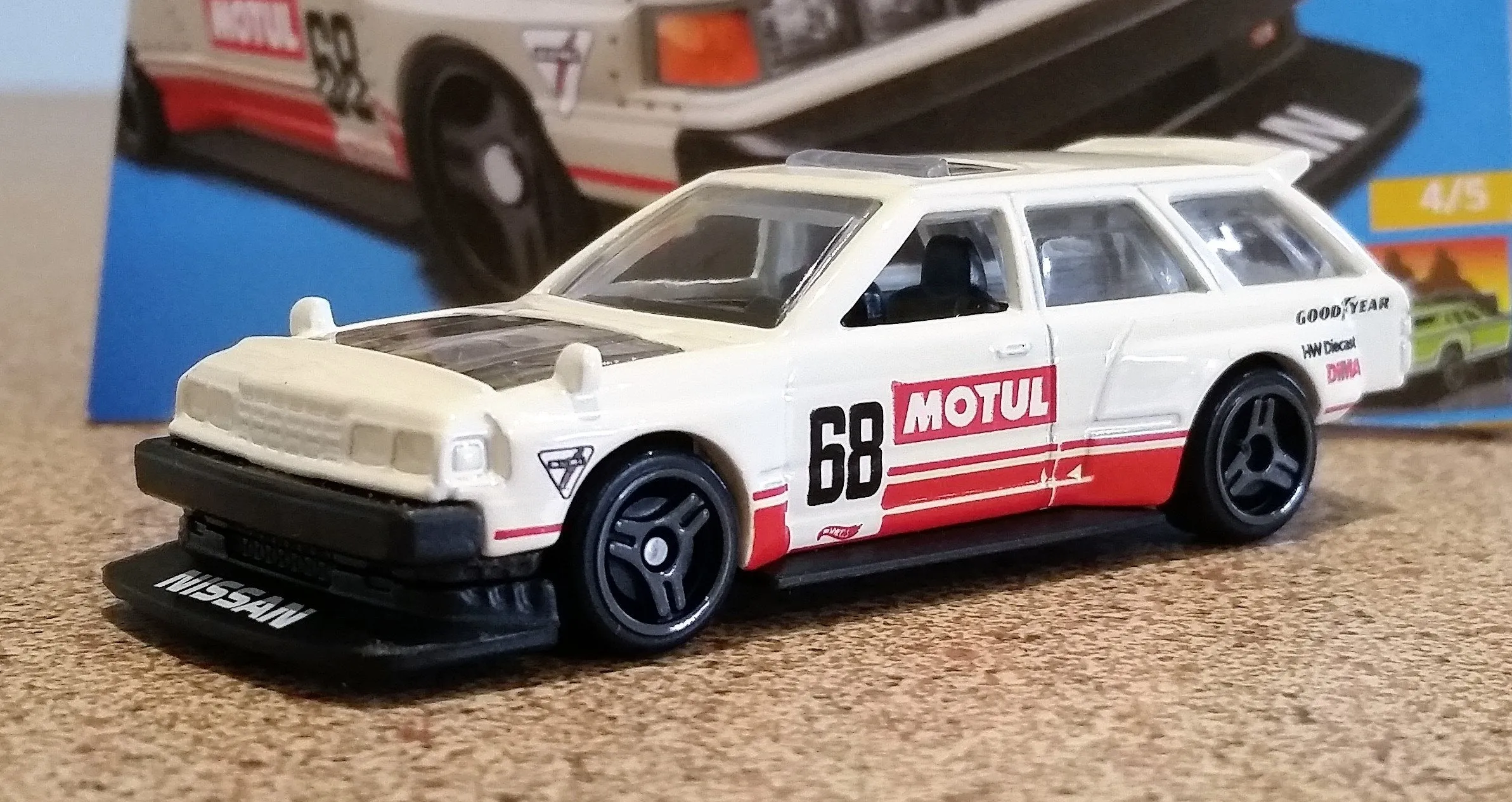 /img/45712-diecast-car-display.webp