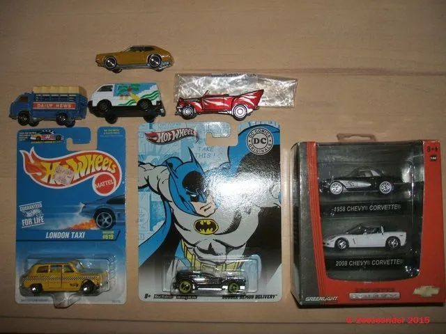 /img/45716-collectors-examining-diecast.webp
