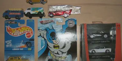/img/45716-collectors-examining-diecast.webp