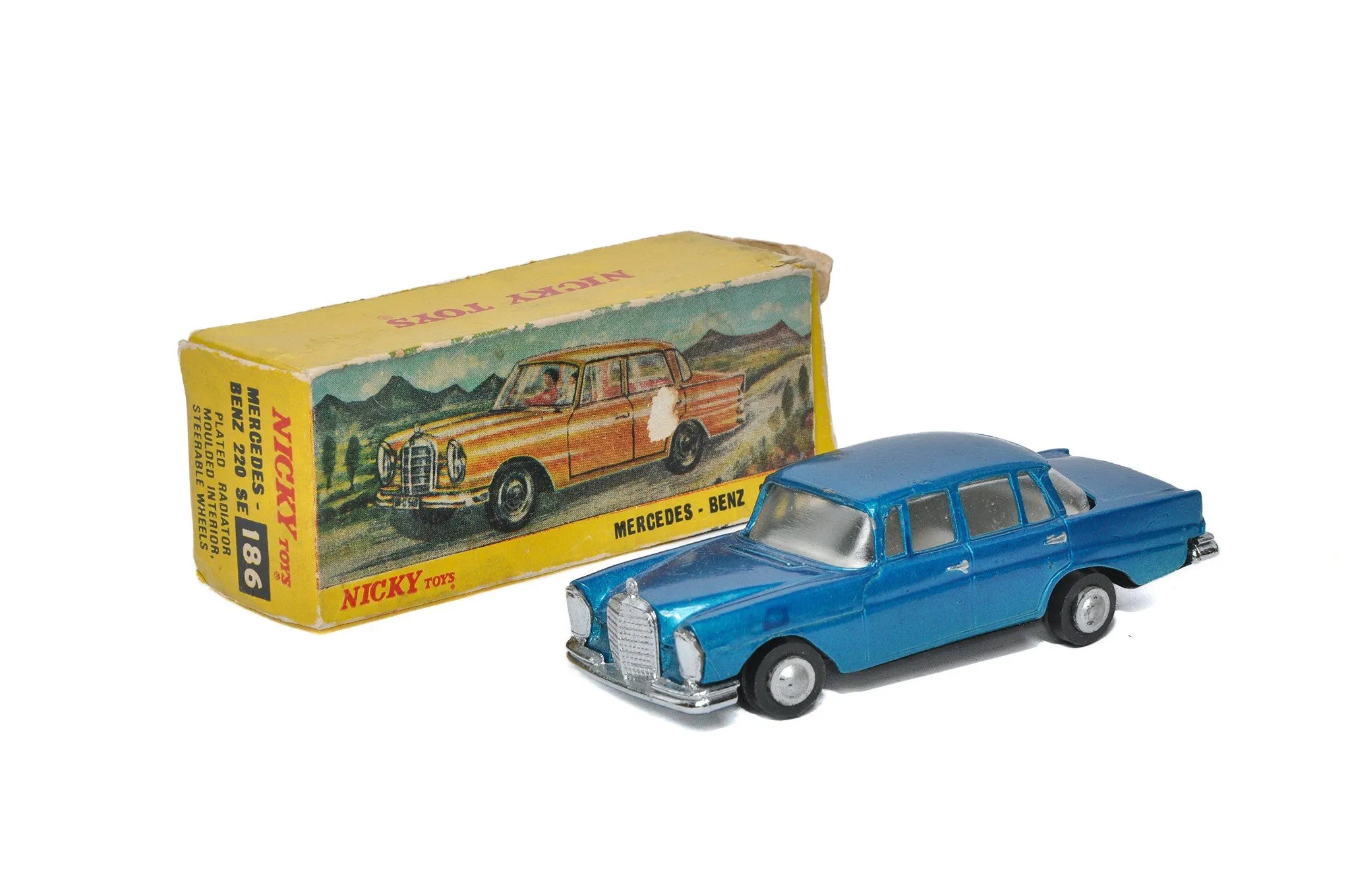 /img/45718-diecast-model-display.webp
