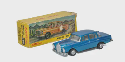 /img/45718-diecast-model-display.webp