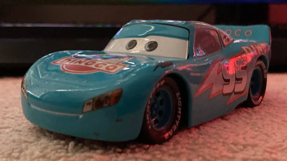 /img/45719-dinoco-mcqueen-care.webp