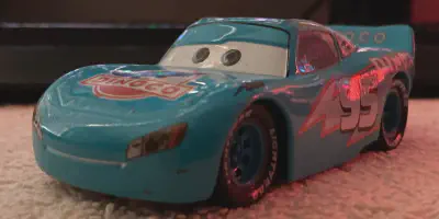 /img/45719-dinoco-mcqueen-care.webp