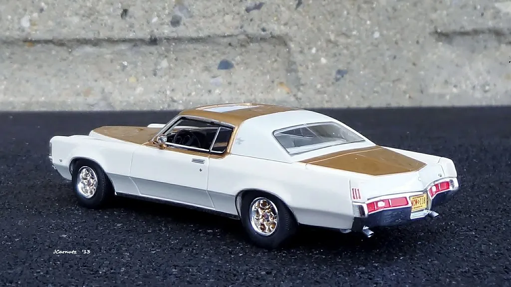 /img/45742-diecast-car-cleaning.webp