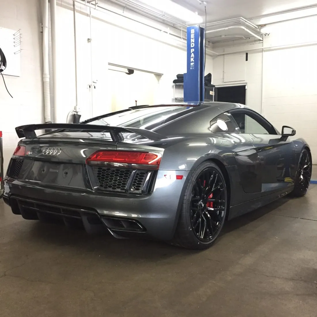 /img/45760-r8-v10-plus-diecast-shop.webp