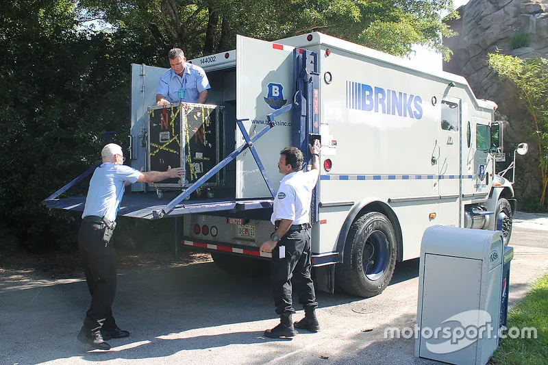 45776 hot wheels brinks truck