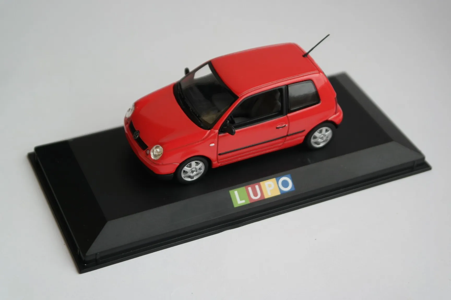 45801 vw lupo diecast model 3