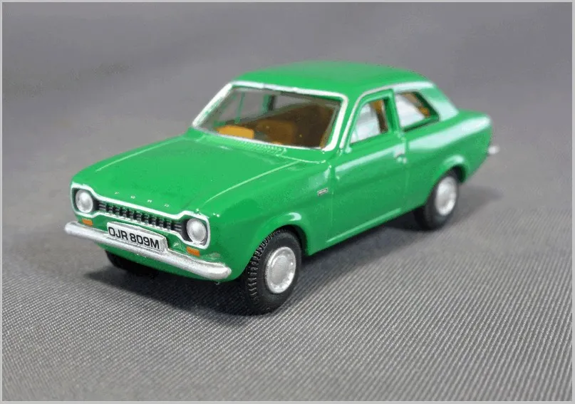 45811 ford escort mk1 diecast closeup