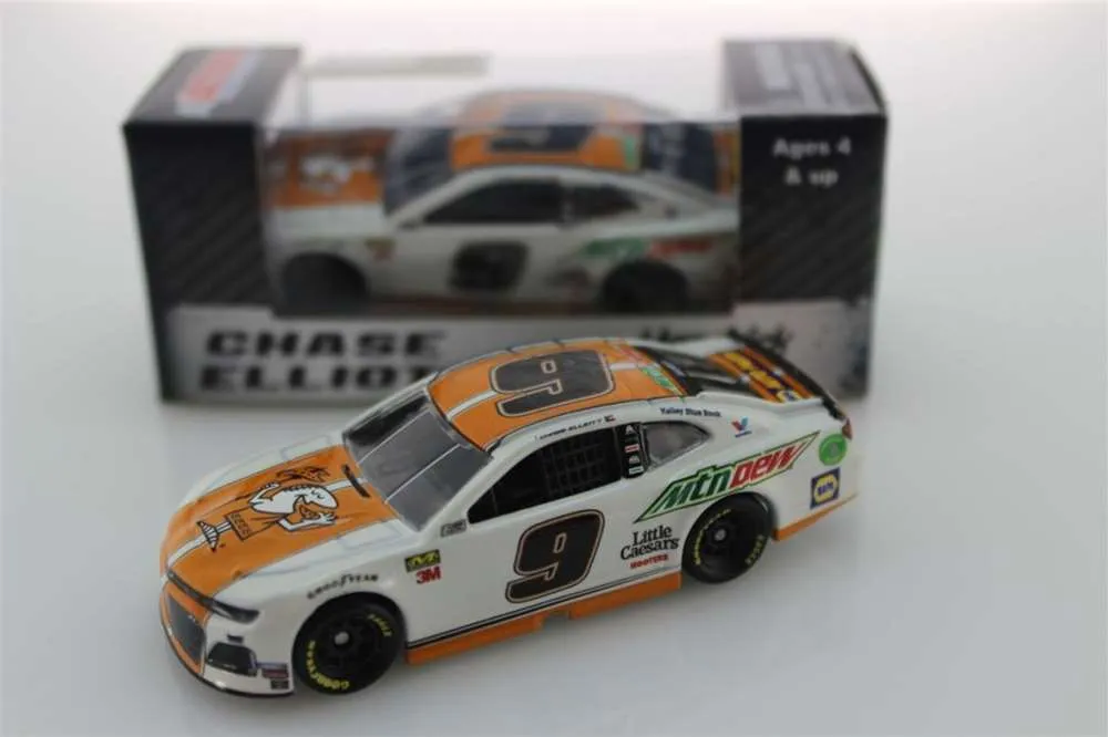 45818 chase elliott little caesars diecast 3