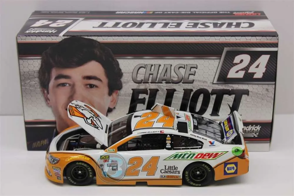 45818 chase elliott little caesars diecast 6