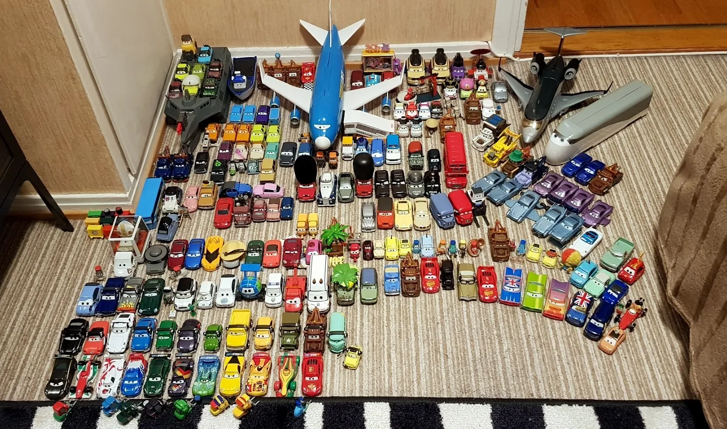 /img/45829-cars2-diecast-display.webp