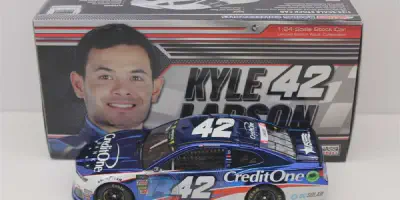 /img/45849-kyle-larson-diecast-display.webp
