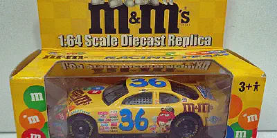 /img/45876-racing-champions-car-display.webp