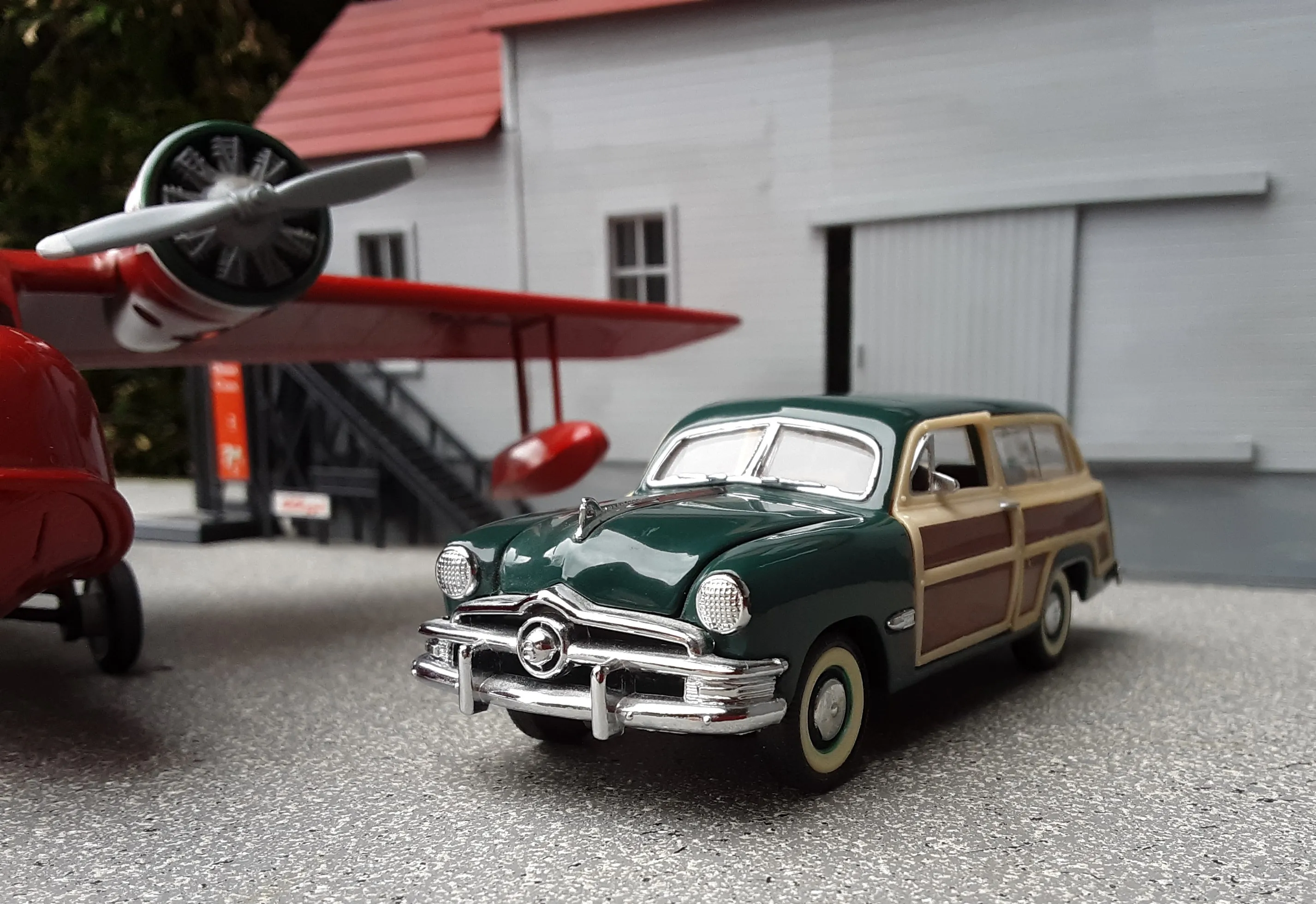 /img/45889-model-car-cleaning.webp