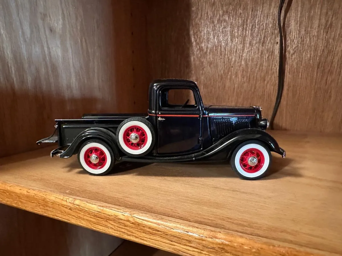 /img/45894-diecast-truck-display.webp