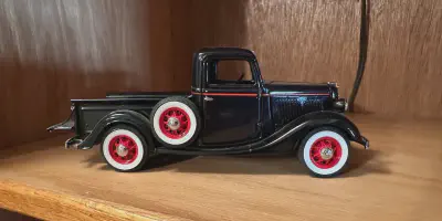 /img/45894-diecast-truck-display.webp