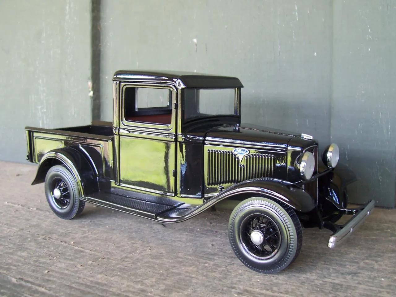 /img/45924-34-ford-coupe-diecast-cleaning.webp