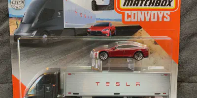 /img/45927-tesla-diecast-display.webp