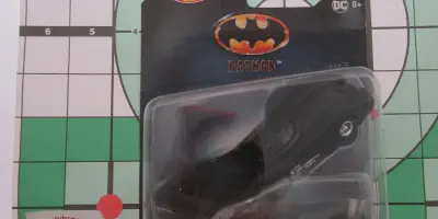 /img/45929-armored-batman-metals-diecast-packaging.webp