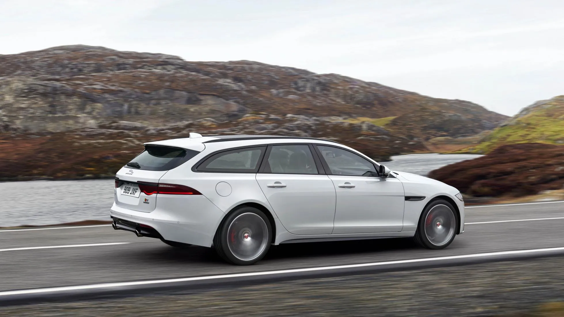 45935 jaguar xf sportbrake diecast 4